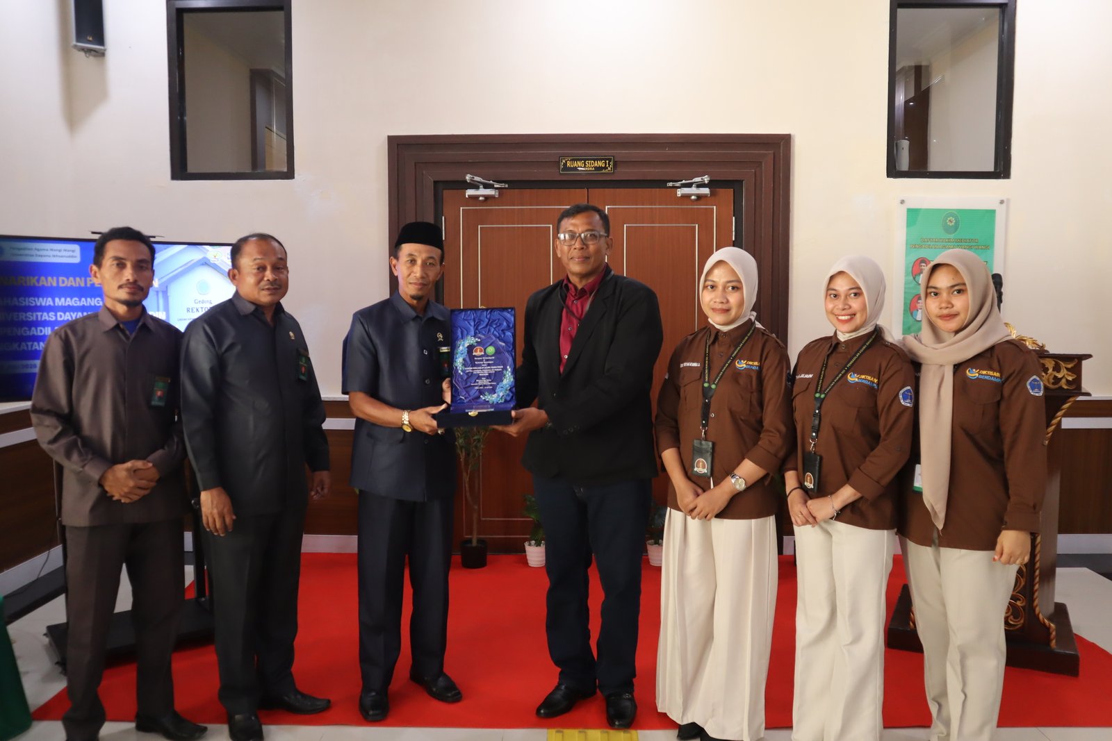 Penyerahan plakat Dayanu Ikhsanuddin